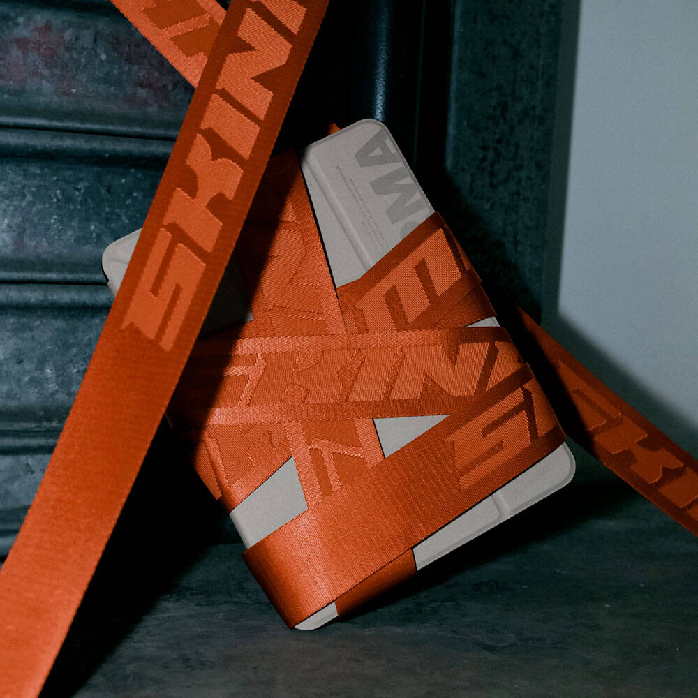 Apple iPad Pro 11 2025 M5 Kılıf SkinArma Kabartma Baskı Tasarımlı 360 Tam Koruma Arkası Şeffaf Standlı Gamma Kılıf Gold