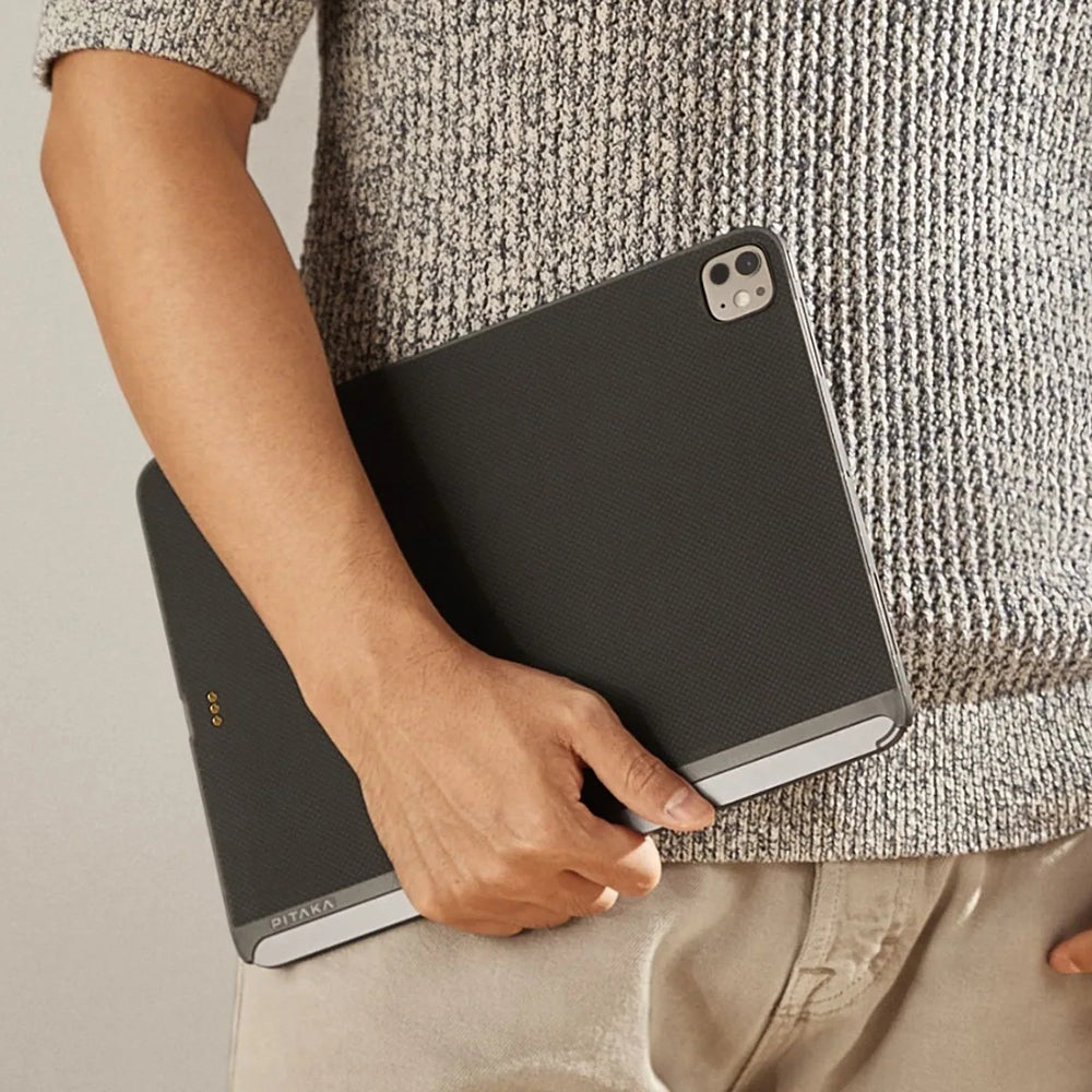 Apple iPad Pro 13 2025 M5 Kılıf Aramid Fiber Pitaka Ultra-Slim Classic Serisi Tablet Kapak Siyah