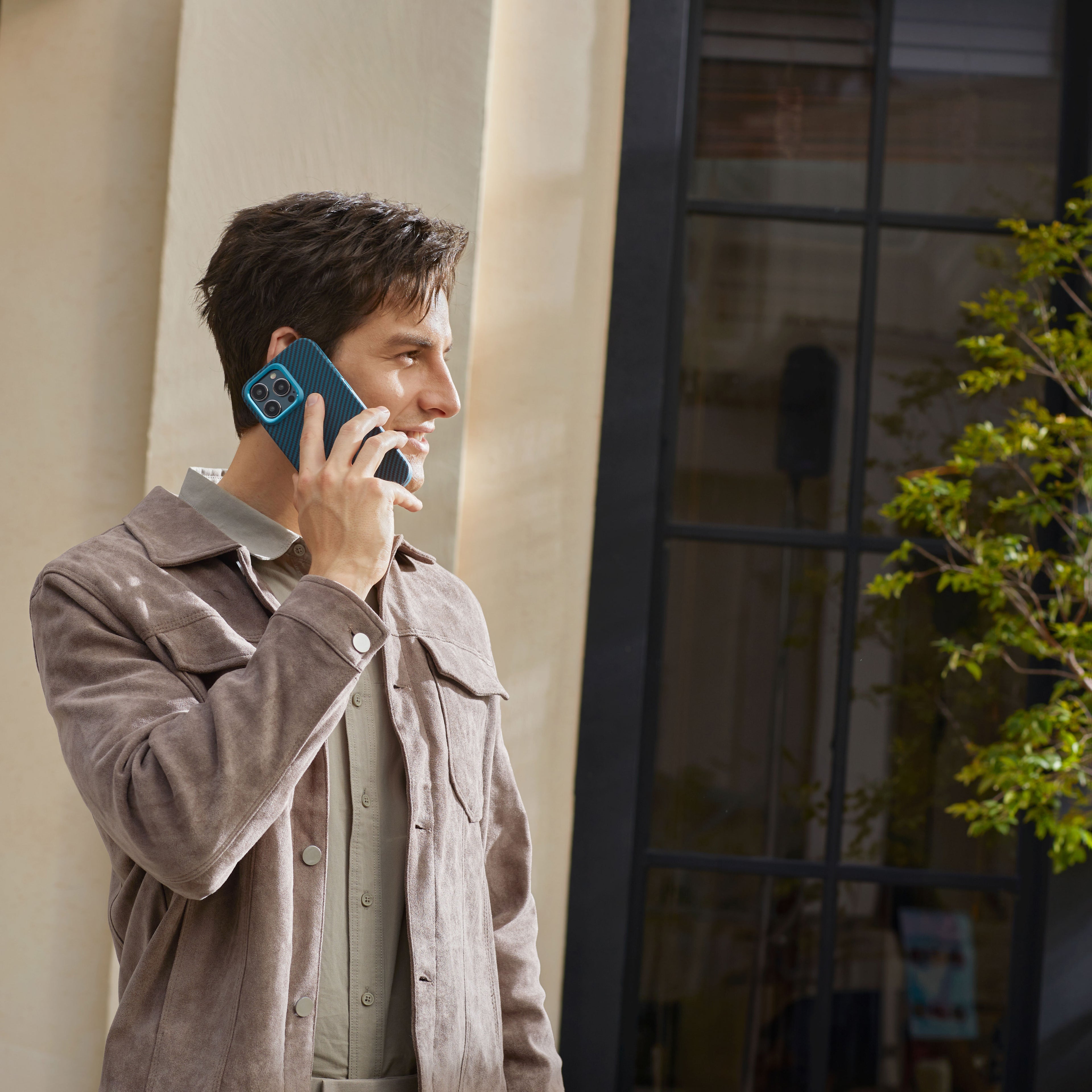 Apple iPhone 15 Pro Kılıf M-safe Şarj Özellikli 1500D Aramid Fiber Pitaka Military-Grade Classic Serisi Black-Grey Twill Kapak Siyah-Mavi