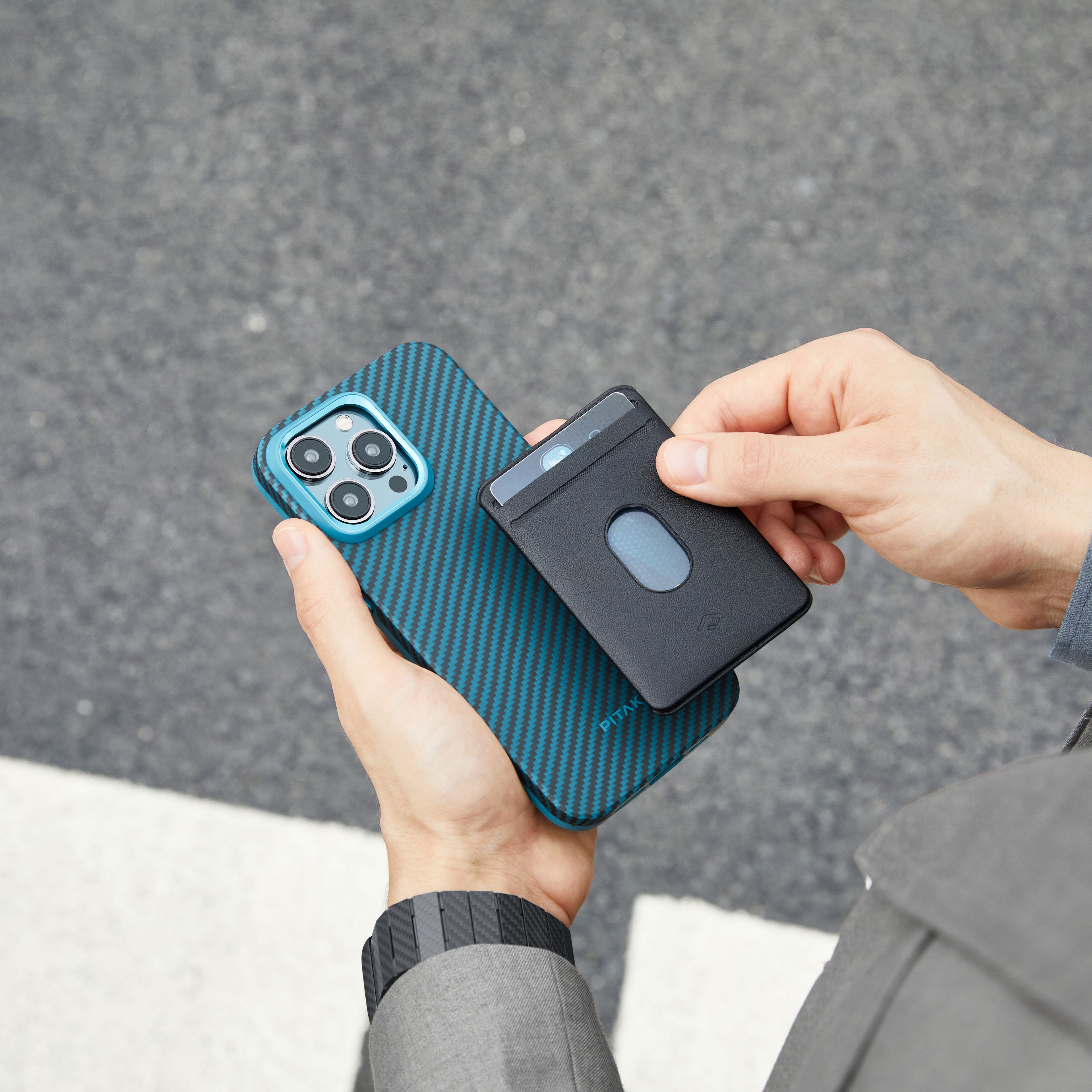 Apple iPhone 15 Pro Kılıf M-safe Şarj Özellikli 1500D Aramid Fiber Pitaka Military-Grade Classic Serisi Black-Grey Twill Kapak Siyah-Mavi