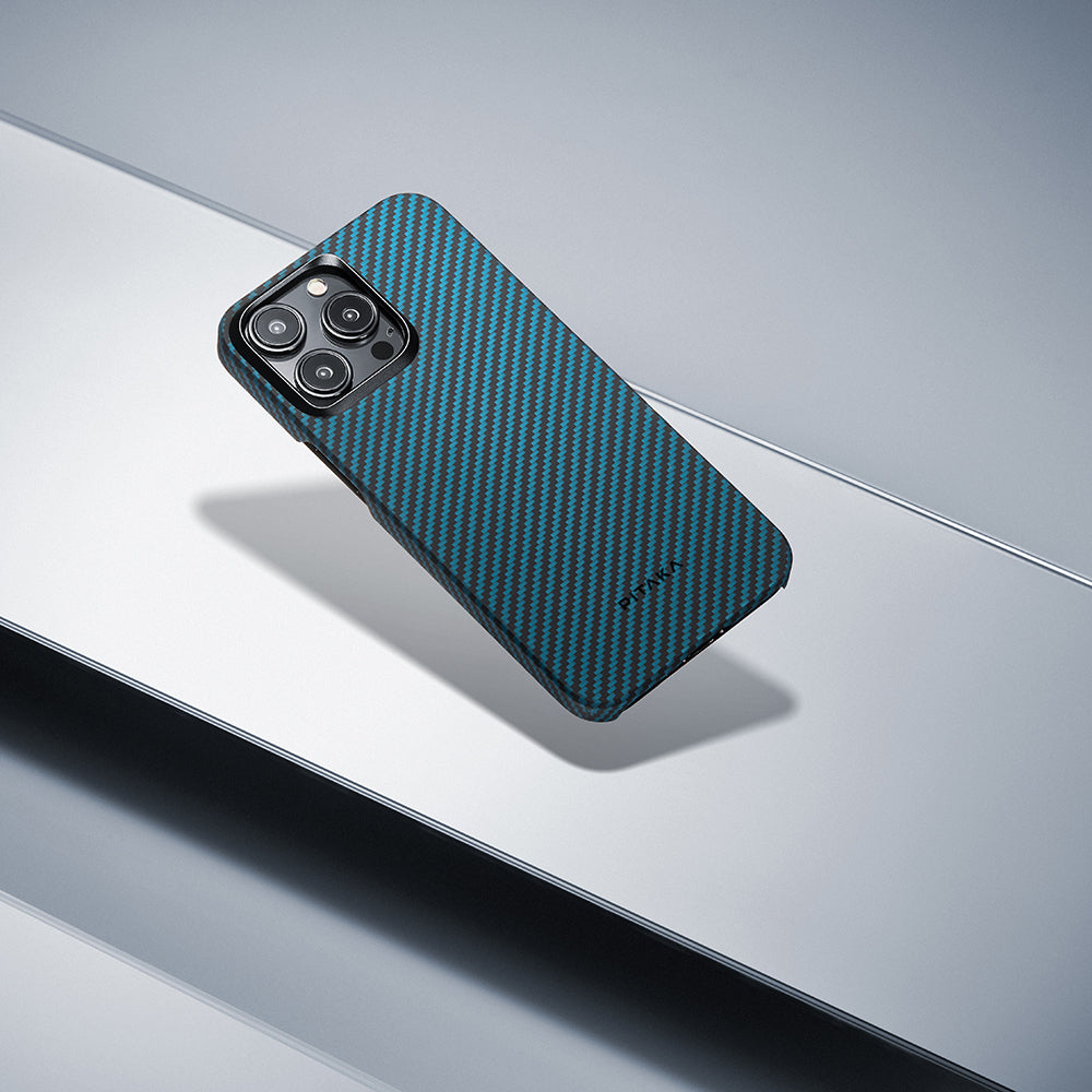 Apple iPhone 15 Pro Kılıf M-safe Şarj Özellikli 1500D Aramid Fiber Pitaka Ultra-Slim Classic Serisi Black-Blue Twill Kapak Siyah-Mavi