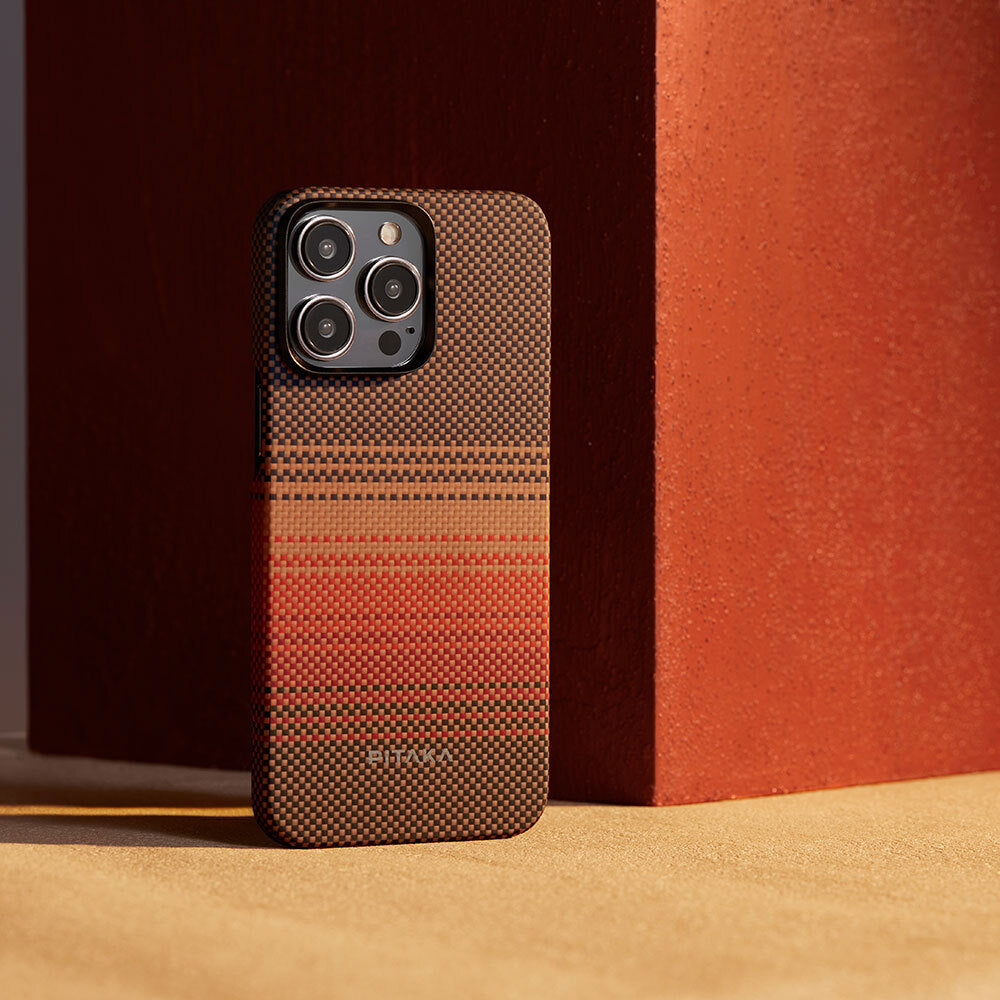 Apple iPhone 15 Pro Kılıf M-safe Şarj Özellikli Aramid Fiber Pitaka Tactile Woven Sunset-Moonrise Serisi Sunset Kapak Kahverengi