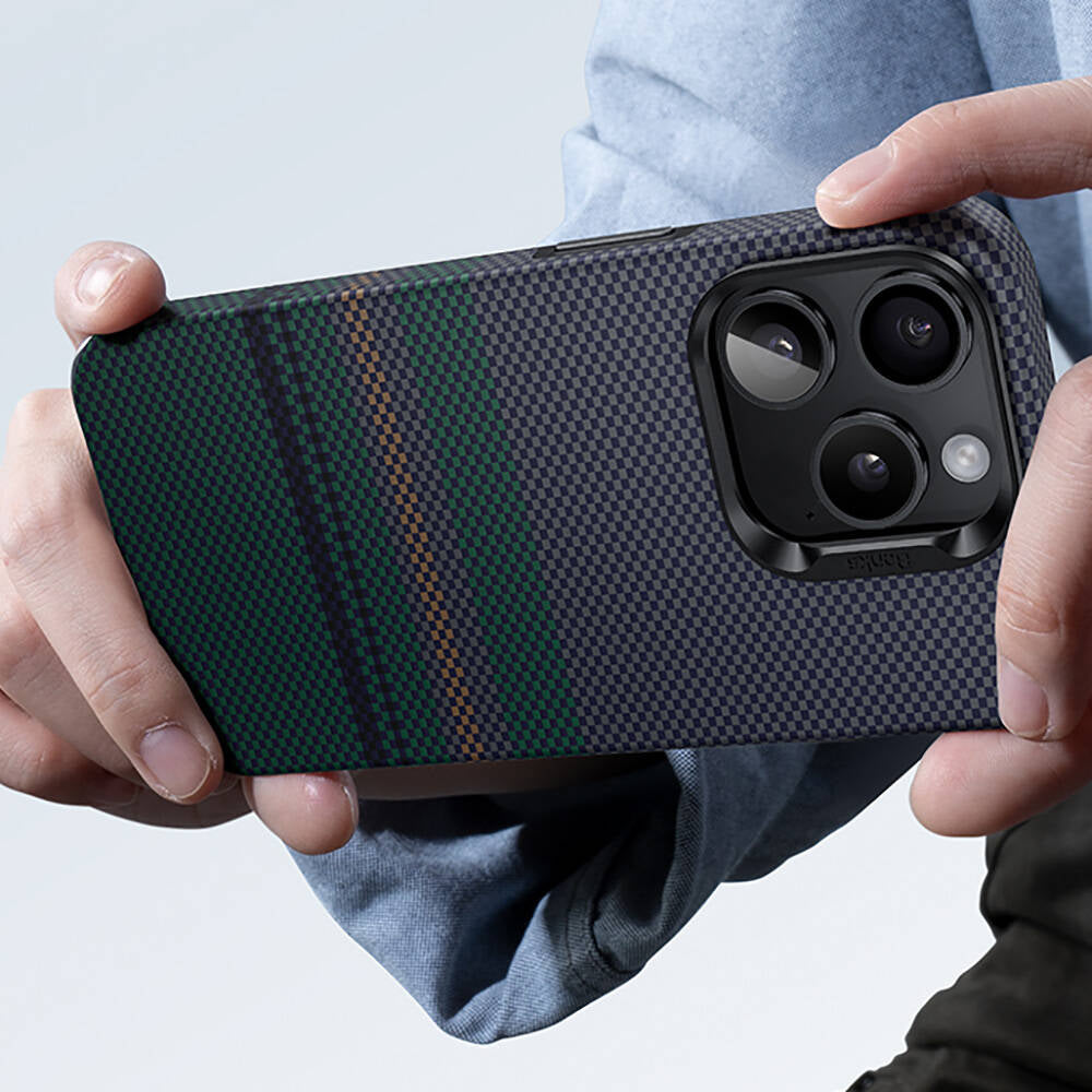 Apple iPhone 15 Pro Kılıf M-safe Şarj Özellikli Karbon Fiber Tasarımlı Benks Aurora ArmorPro Kevlar Kapak Siyah