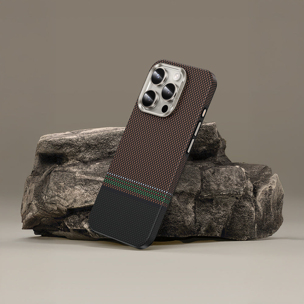 Apple iPhone 15 Pro Kılıf M-safe Şarj Özellikli Karbon Fiber Tasarımlı Benks Prestige ArmorPro Kevlar Kapak Gold