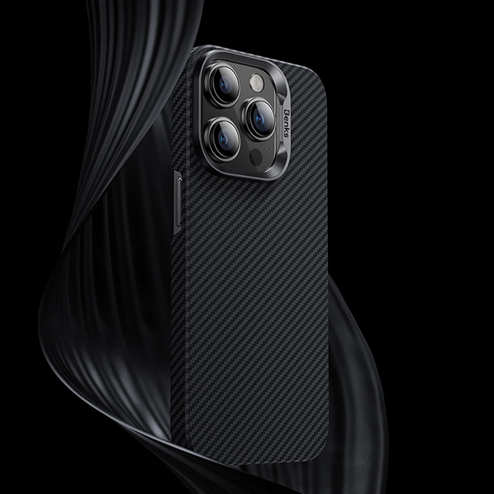 Apple iPhone 15 Pro Max Kılıf M-safe Özellikli Karbon Fiber Benks Essential ArmorAir 600D Kevlar Kapak Siyah