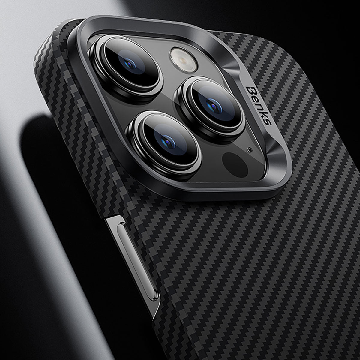 Apple iPhone 15 Pro Max Kılıf M-safe Özellikli Karbon Fiber Benks Essential ArmorAir 600D Kevlar Kapak Siyah