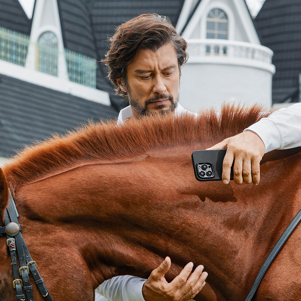 Apple iPhone 15 Pro Max Kılıf M-safe Şarj Özellikli 1500D Aramid Fiber Pitaka Military-Grade Classic Serisi Black-Grey Twill Kapak Siyah-Mavi