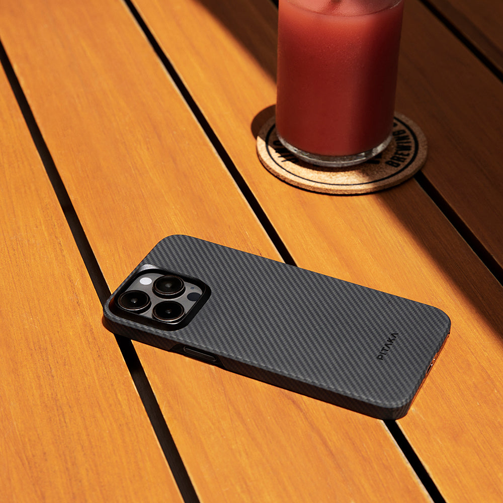 Apple iPhone 15 Pro Max Kılıf M-safe Şarj Özellikli 600D Aramid Fiber Pitaka Ultra-Slim Classic Serisi Black-Grey Twill Kapak Siyah-Gri