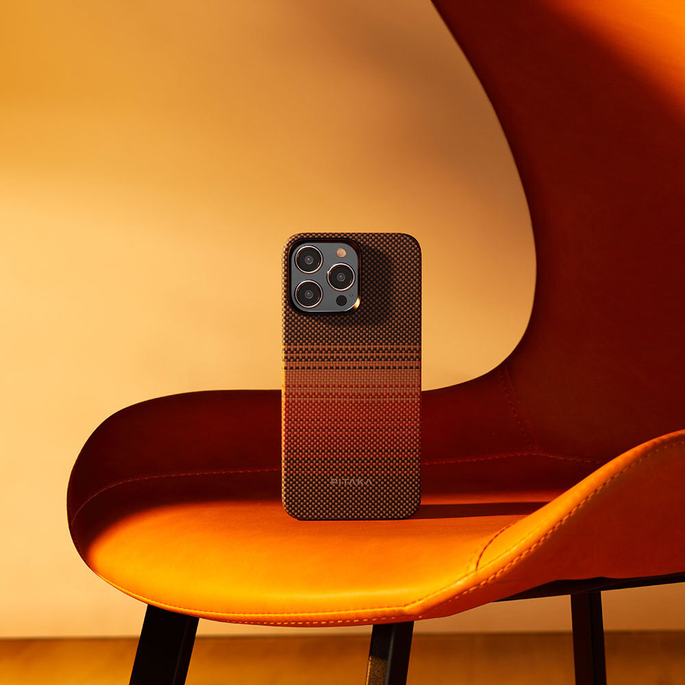 Apple iPhone 15 Pro Max Kılıf M-safe Şarj Özellikli Aramid Fiber Pitaka Tactile Woven Sunset-Moonrise Serisi Sunset Kapak Kahverengi