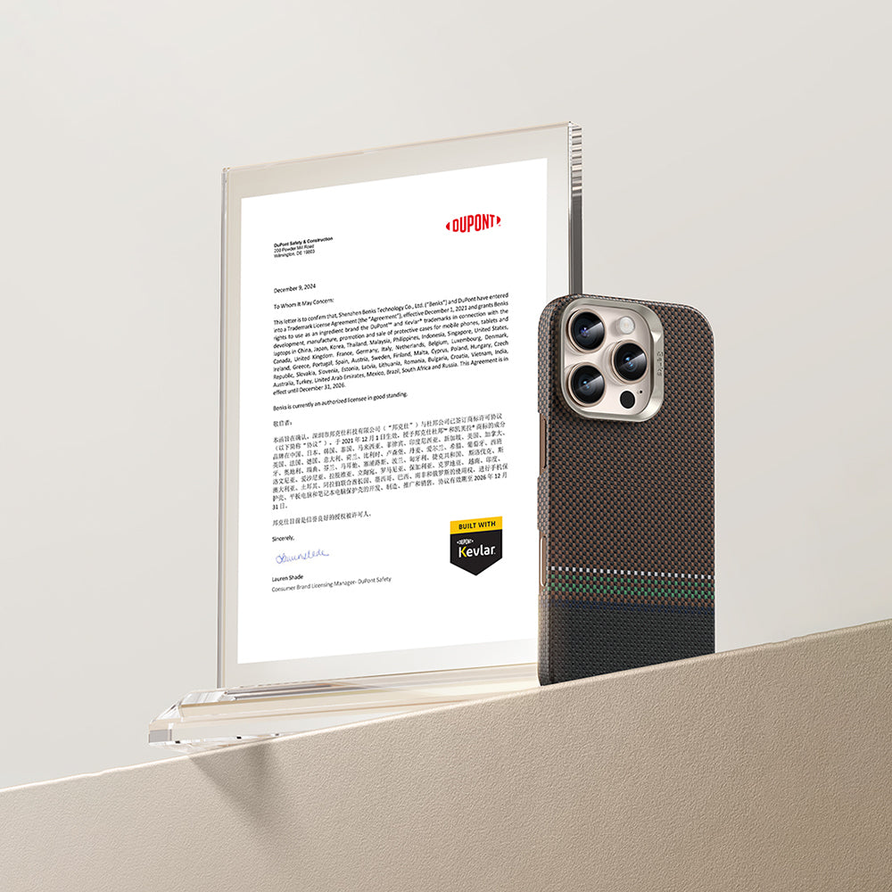 Apple iPhone 15 Pro Max Kılıf M-safe Şarj Özellikli Karbon Fiber Tasarımlı Benks Prestige ArmorAir Kevlar Kapak Gold