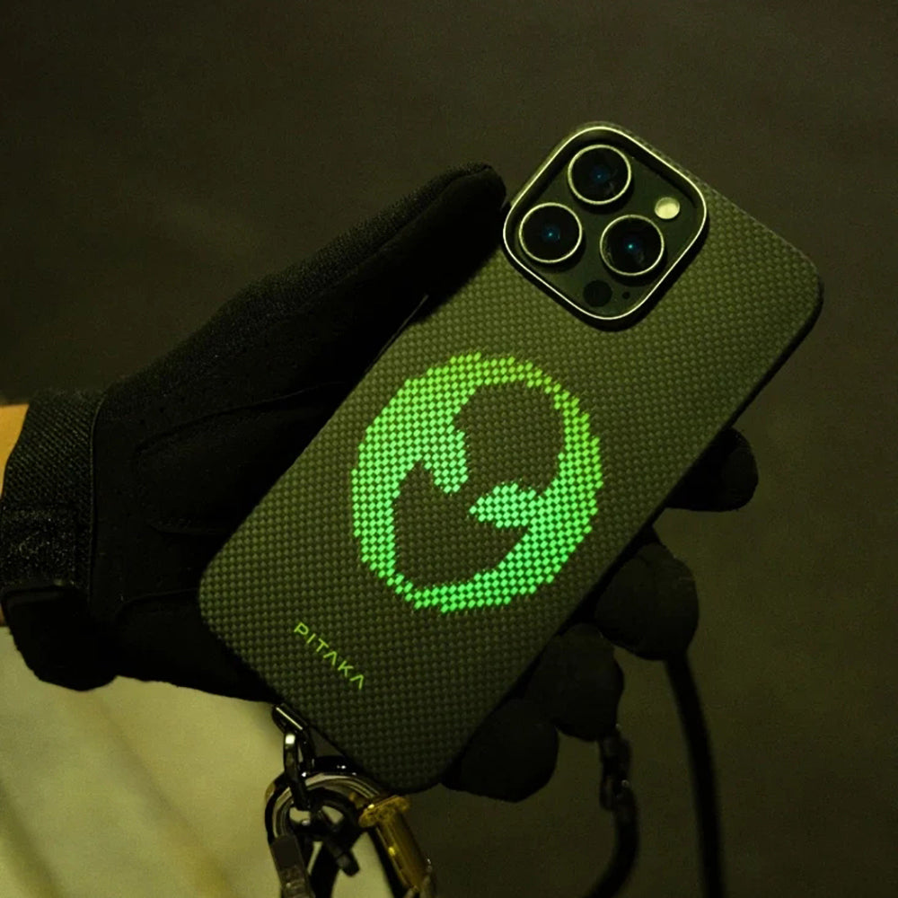 Apple iPhone 15 Pro Max Kılıf M-safe Şarj Özellikli Lumintex Teknolojili Fosforlu Aramid Fiber Pitaka Tactile Woven Aries Serisi Kapak Siyah-Yeşil