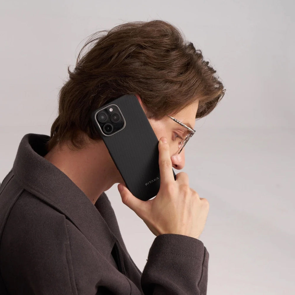 Apple iPhone 16 Plus Kılıf M-safe Şarj Özellikli 600D Aramid Fiber Pitaka Ultra-Slim Classic Serisi Black-Grey Twill Kapak Siyah