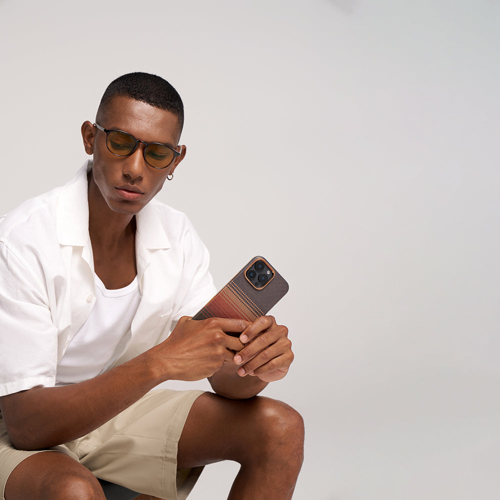 Apple iPhone 16 Pro Kılıf M-safe Şarj Özellikli Aramid Fiber Pitaka Military-Grade Sunset-Moonrise Serisi Sunset Kapak Kahverengi