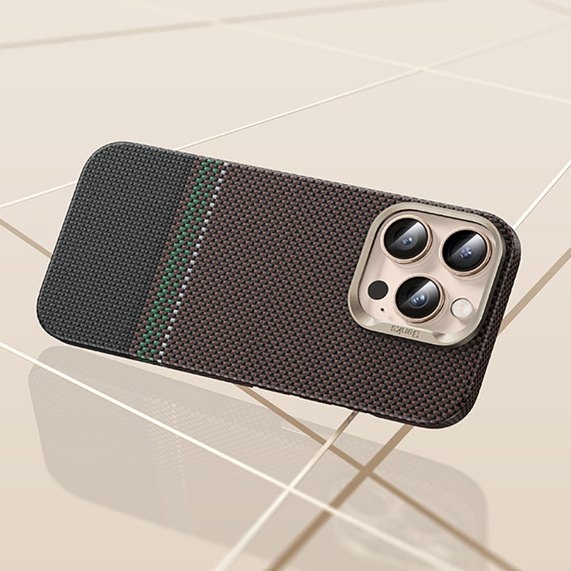 Apple iPhone 16 Pro Kılıf M-safe Şarj Özellikli Karbon Fiber Tasarımlı Benks Prestige ArmorAir Kevlar Kapak Gold