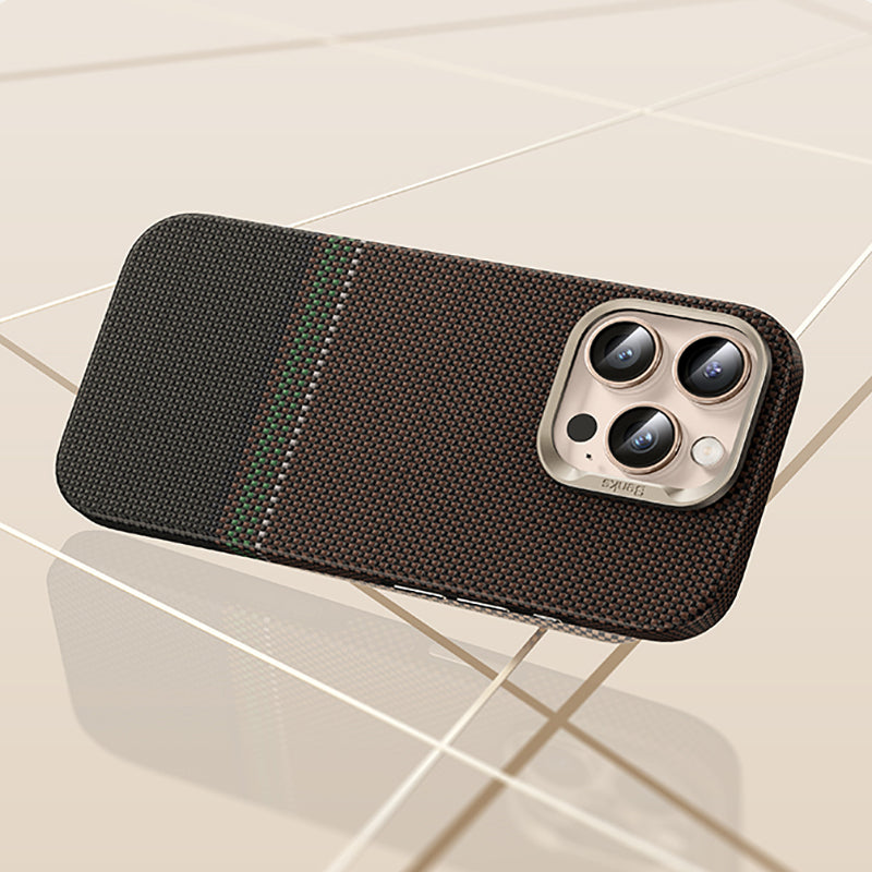 Apple iPhone 16 Pro Kılıf M-safe Şarj Özellikli Karbon Fiber Tasarımlı Benks Prestige ArmorPro Kevlar Kapak Gold