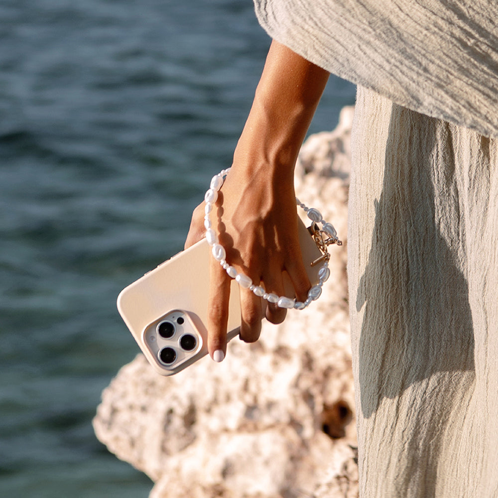 Apple iPhone 16 Pro Kılıf M-safe Şarj Özellikli Soft Arka Yüzey Askı İpli Coehl Muse Kapak Krem