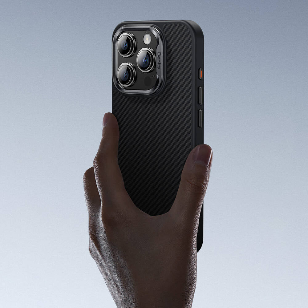 Apple iPhone 16 Pro Max Kılıf Karbon Fiber M-safe Şarj Özellikli Benks Hybrid ArmorPro 600D Kevlar Kapak Siyah