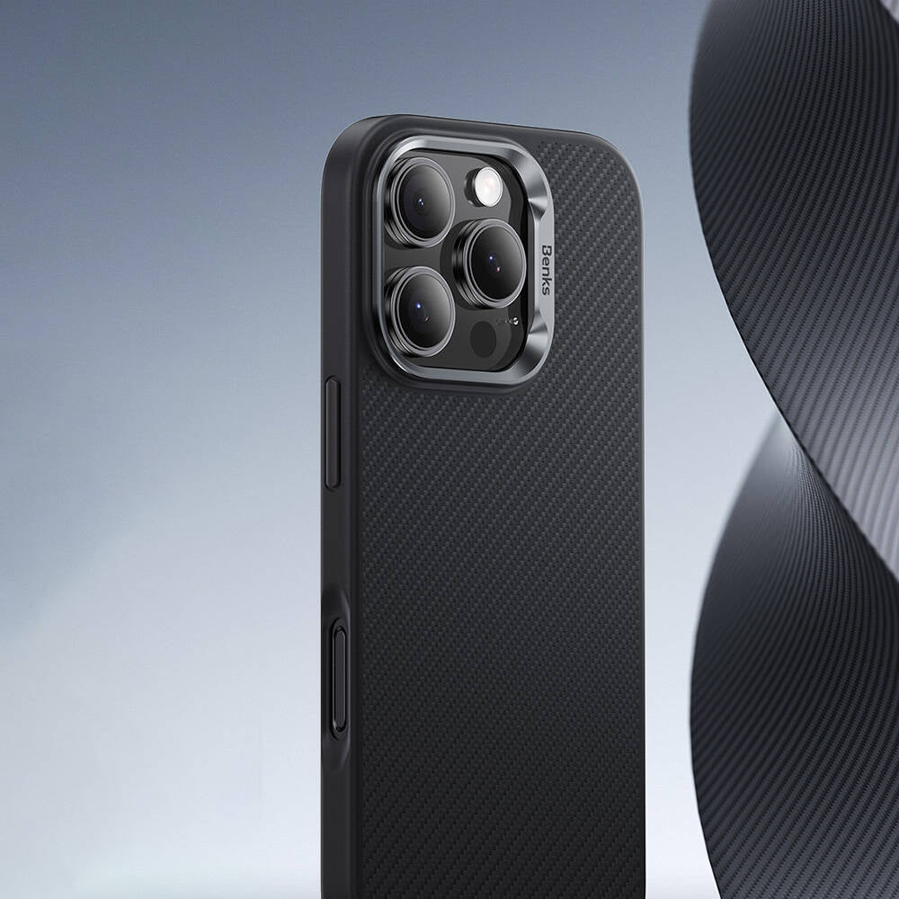Apple iPhone 16 Pro Max Kılıf Karbon Fiber M-safe Şarj Özellikli Benks Hybrid ArmorPro 600D Kevlar Kapak Siyah