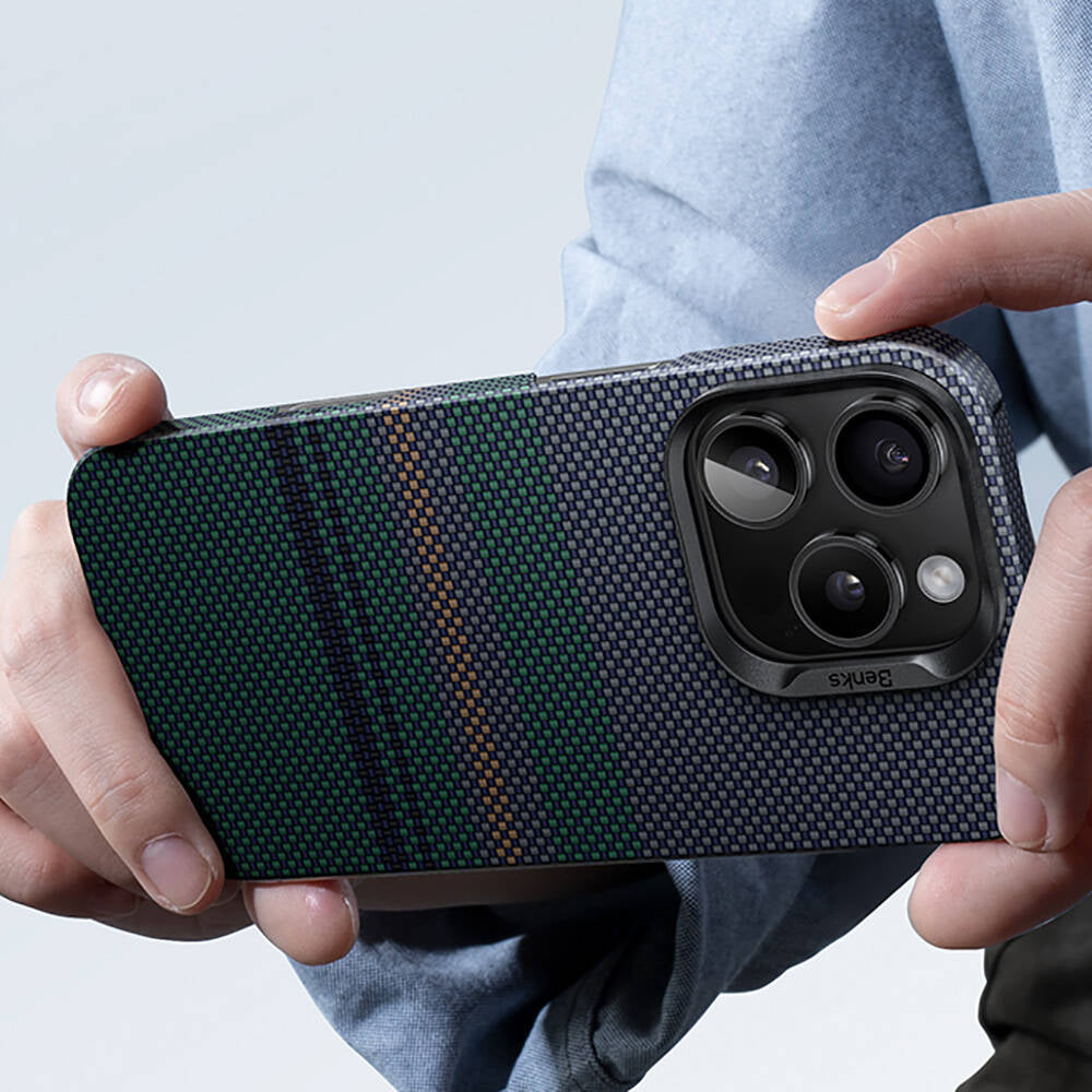 Apple iPhone 16 Pro Max Kılıf M-safe Şarj Özellikli Karbon Fiber Tasarımlı Benks Aurora ArmorAir Kevlar Kapak Siyah