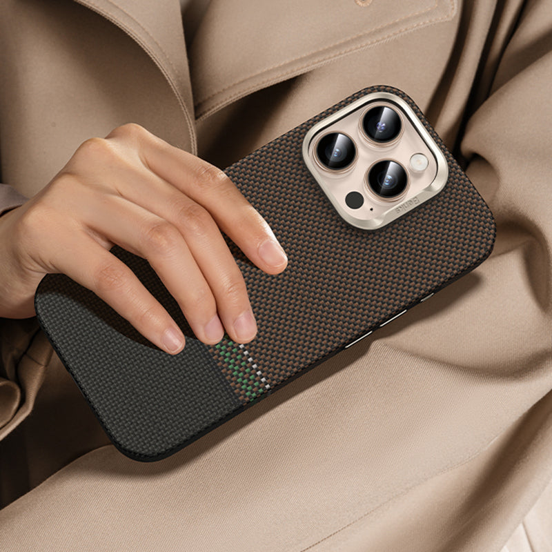 Apple iPhone 16 Pro Max Kılıf M-safe Şarj Özellikli Karbon Fiber Tasarımlı Benks Prestige ArmorPro Kevlar Kapak Gold