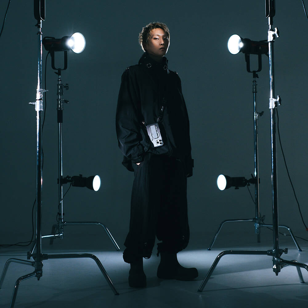 Apple iPhone 16 Pro Max Kılıf M-safe Şarj Özellikli Teknoloji Desenli Standlı Skinarma Helio Kapak Gold