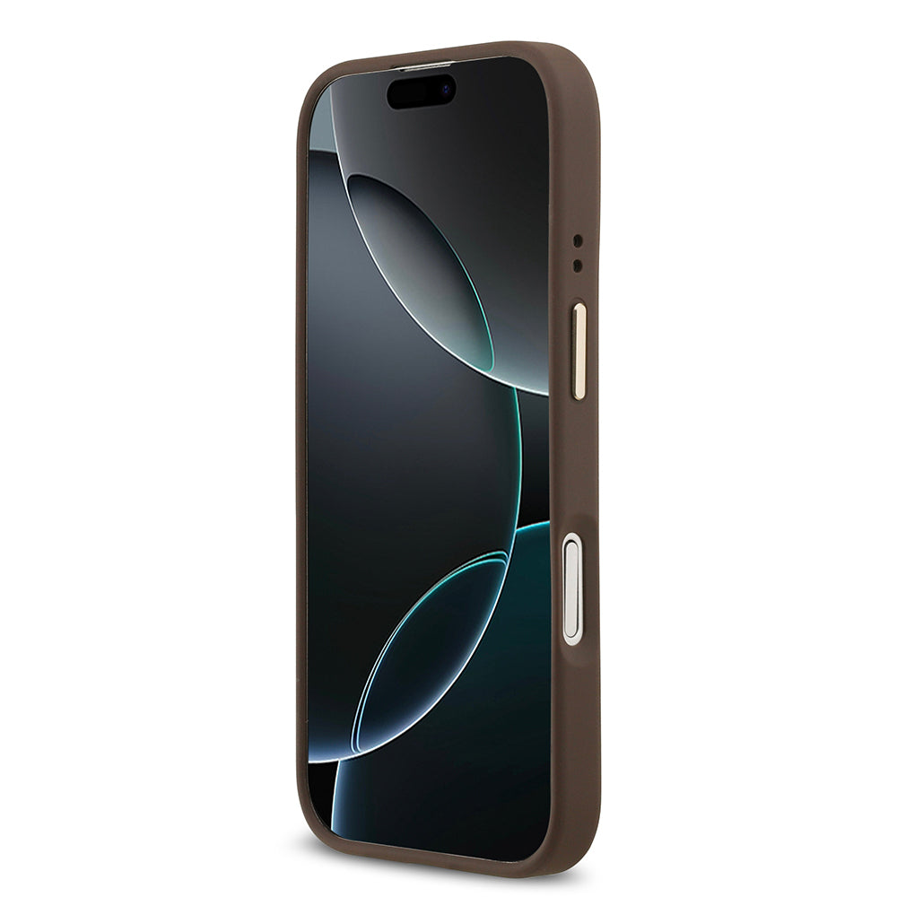 Apple iPhone 17 Kılıf Guess Orjinal Lisanslı M-safe Şarj Özellikli Gold Metal Kamera Çerçeveli PU Deri 4G Desenli Yazı Logolu Kapak Kahverengi