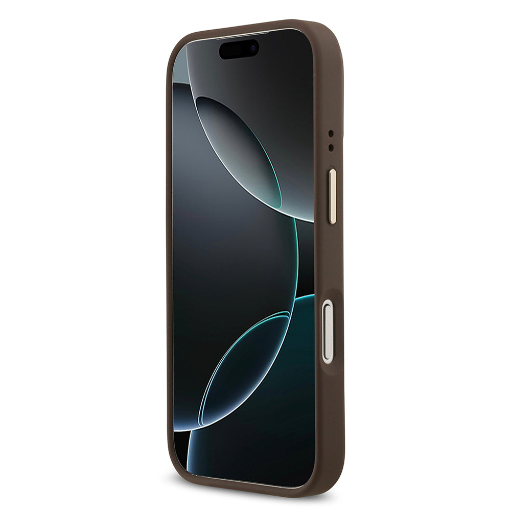 Apple iPhone 17 Pro Kılıf Guess Orjinal Lisanslı M-safe Şarj Özellikli 4G Desenli PU Metal Plaka Klasik Logolu Kapak Kahverengi