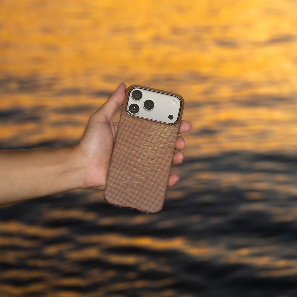 Apple iPhone 17 Pro Kılıf M-safe Şarj Özellikli Aramid Fiber Pitaka Glints of Gold Ultra Slim Serisi Kapak Mavi