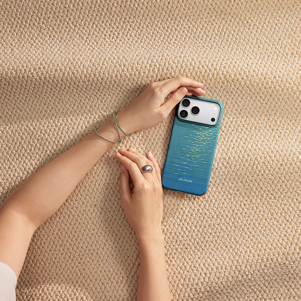 Apple iPhone 17 Pro Kılıf M-safe Şarj Özellikli Aramid Fiber Pitaka Glints of Gold Ultra Slim Serisi Kapak Mavi