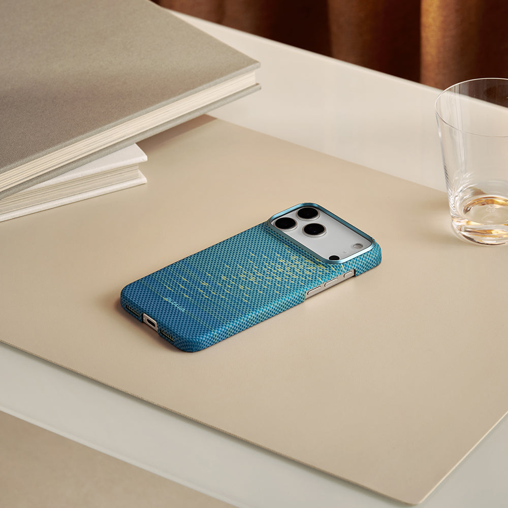 Apple iPhone 17 Pro Kılıf M-safe Şarj Özellikli Aramid Fiber Pitaka Glints of Gold Ultra Slim Serisi Kapak Mavi