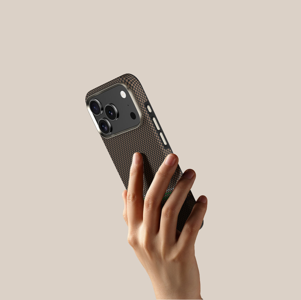 Apple iPhone 17 Pro Kılıf M-safe Şarj Özellikli Karbon Fiber Tasarımlı Benks Prestige ArmorPro Kevlar Kapak Gold