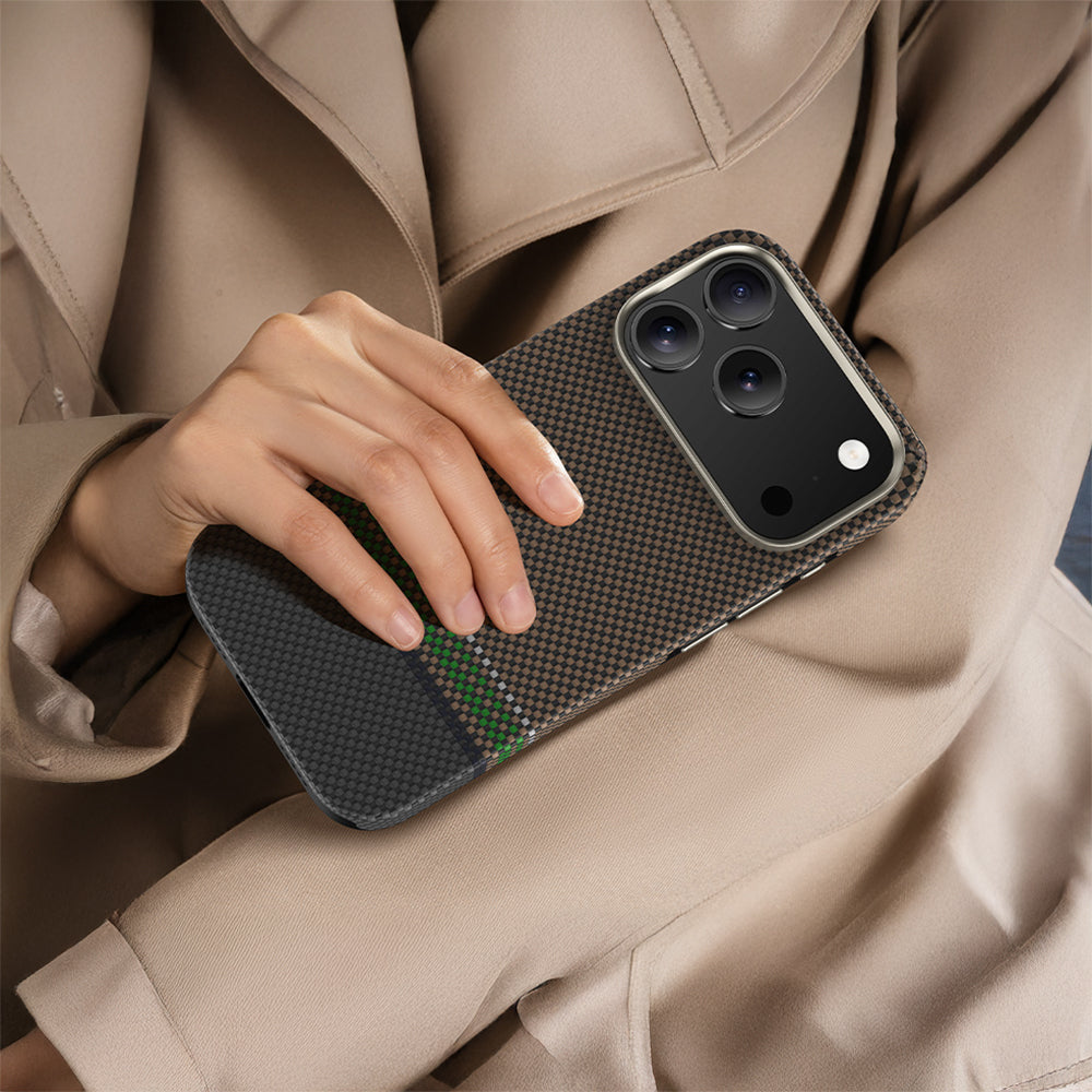 Apple iPhone 17 Pro Kılıf M-safe Şarj Özellikli Karbon Fiber Tasarımlı Benks Prestige ArmorPro Kevlar Kapak Gold