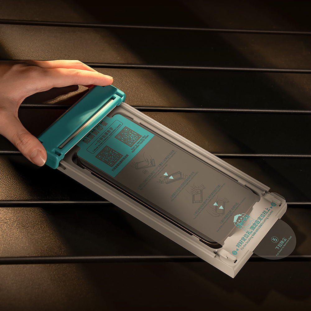 Apple iPhone 17 Pro Max Benks Glass Warrior 2.0 AR-EZFita Cam Ekran Koruyucu + Kolay Uygulama Aparatı Şeffaf