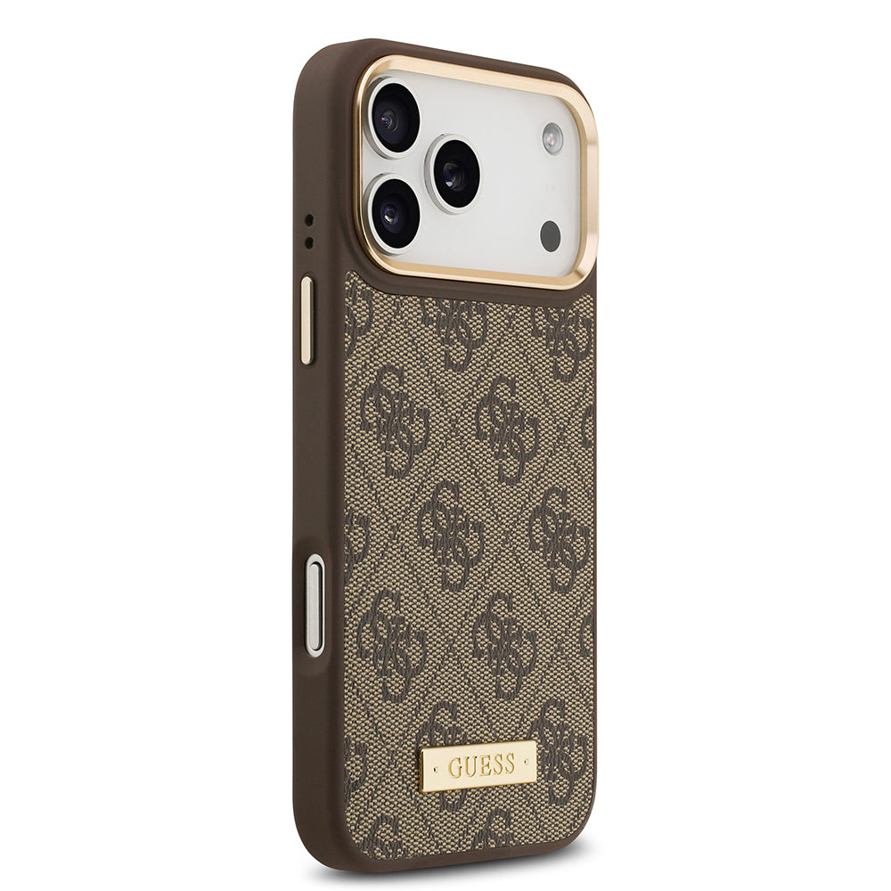 Apple iPhone 17 Pro Max Kılıf Guess Orjinal Lisanslı M-safe Şarj Özellikli 4G Desenli PU Metal Plaka Klasik Logolu Kapak Kahverengi