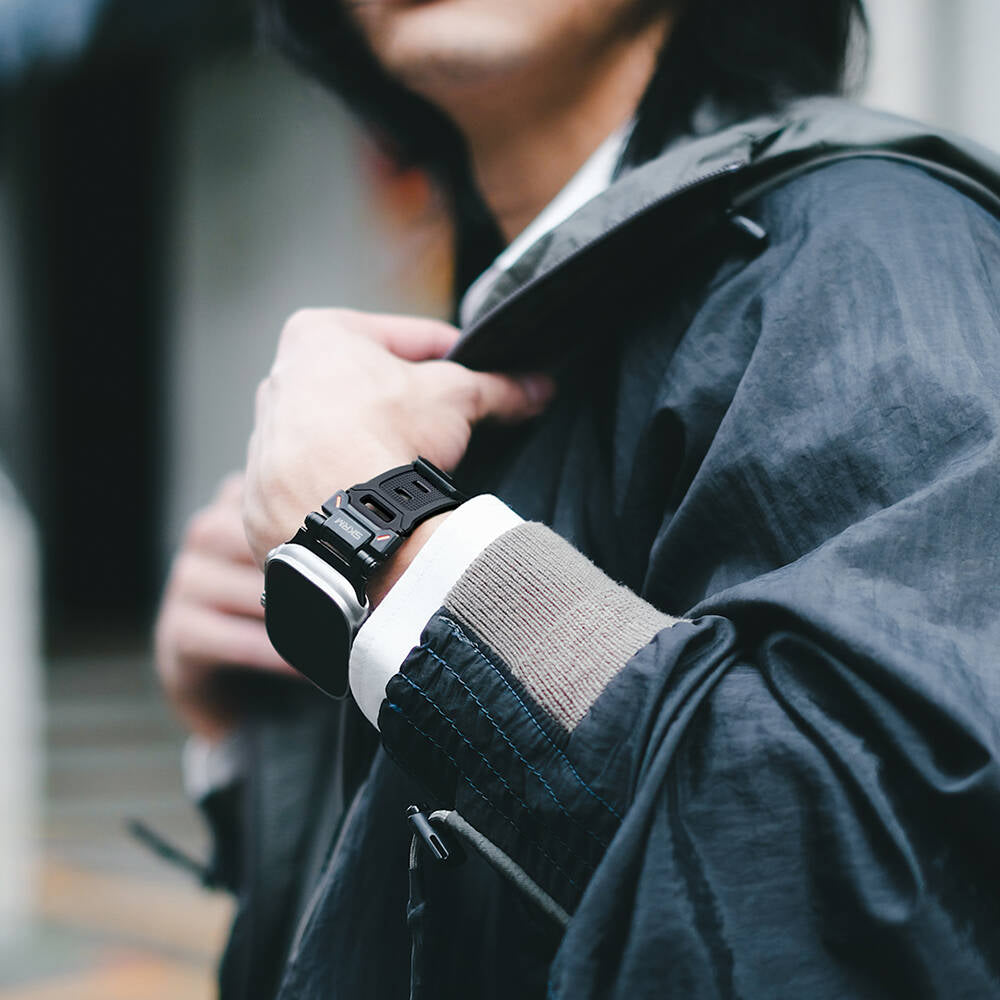 Apple Watch 44mm SkinArma Titon Serisi Hava Alabilen Delikli Silikon Kordon Siyah