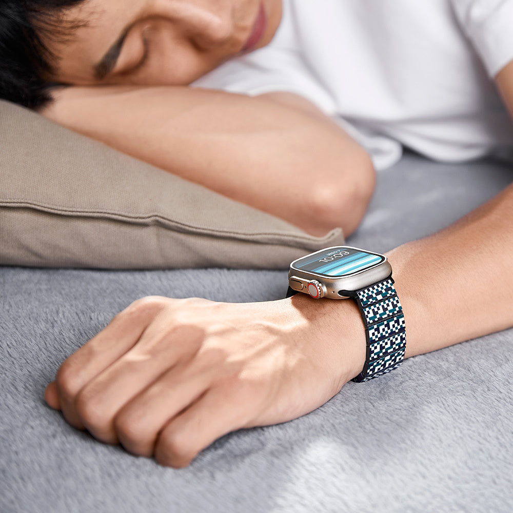 Apple Watch Serisi Uyumlu Aramid Fiber ve Karbon Fiber Pitaka Dreamland ChromaCarbon Serisi Mosaic Universal Kordon Mavi-Beyaz