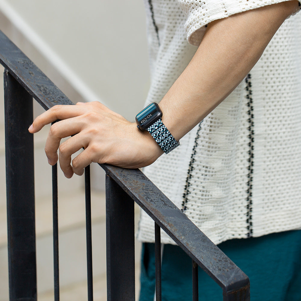 Apple Watch Serisi Uyumlu Aramid Fiber ve Karbon Fiber Pitaka Dreamland ChromaCarbon Serisi Mosaic Universal Kordon Mavi-Beyaz