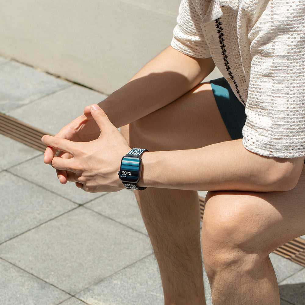 Apple Watch Serisi Uyumlu Aramid Fiber ve Karbon Fiber Pitaka Dreamland ChromaCarbon Serisi Mosaic Universal Kordon Mavi-Beyaz