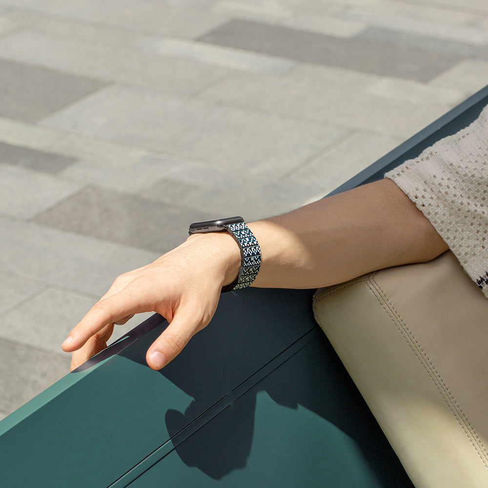 Apple Watch Serisi Uyumlu Aramid Fiber ve Karbon Fiber Pitaka Dreamland ChromaCarbon Serisi Mosaic Universal Kordon Mavi-Beyaz