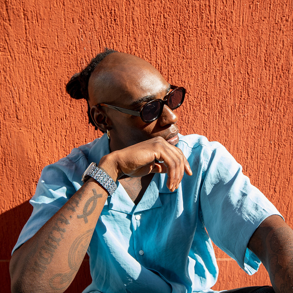 Apple Watch Serisi Uyumlu Aramid Fiber ve Karbon Fiber Pitaka Dreamland ChromaCarbon Serisi Mosaic Universal Kordon Mavi-Beyaz