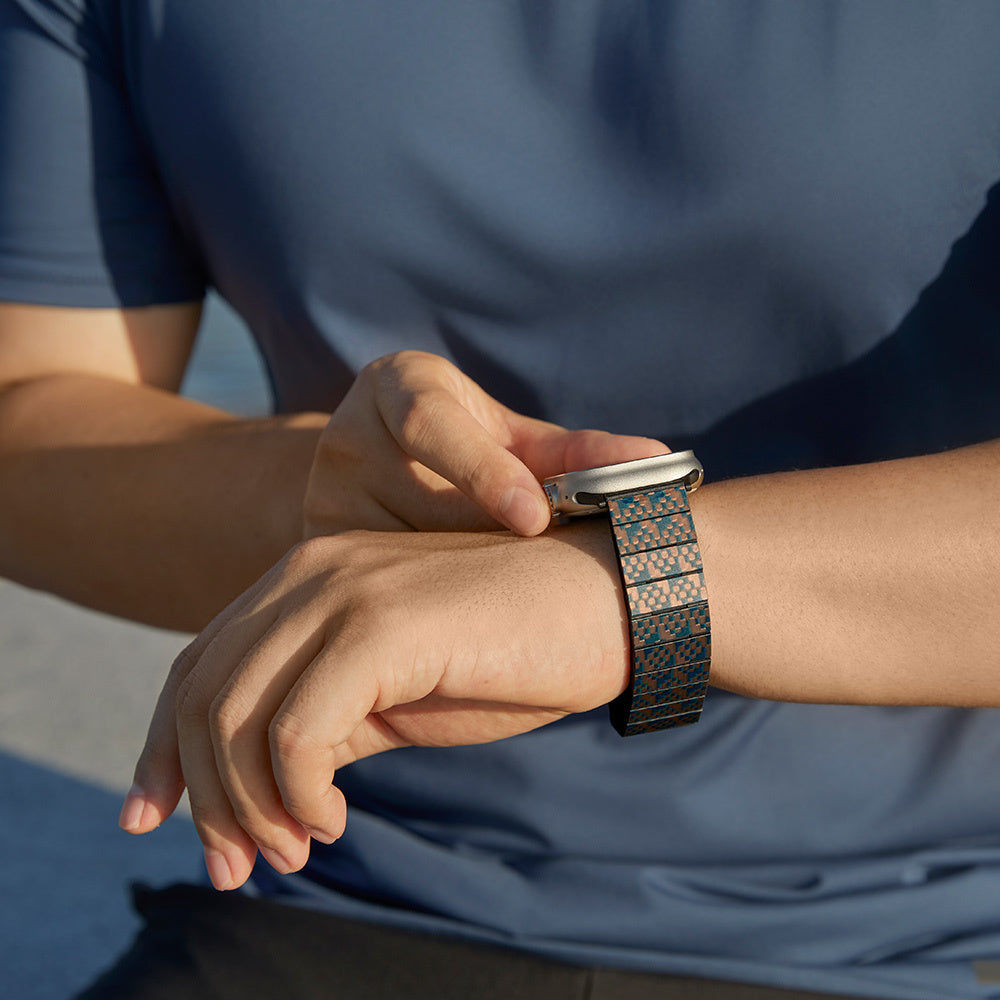 Apple Watch Serisi Uyumlu Aramid Fiber ve Karbon Fiber Pitaka Dreamland ChromaCarbon Serisi Stairs Universal Kordon Mavi-Kahverengi