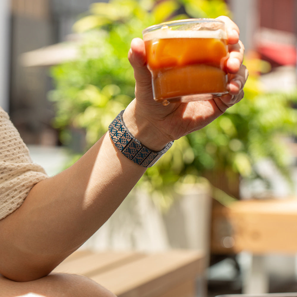 Apple Watch Serisi Uyumlu Aramid Fiber ve Karbon Fiber Pitaka Dreamland ChromaCarbon Serisi Stairs Universal Kordon Mavi-Kahverengi