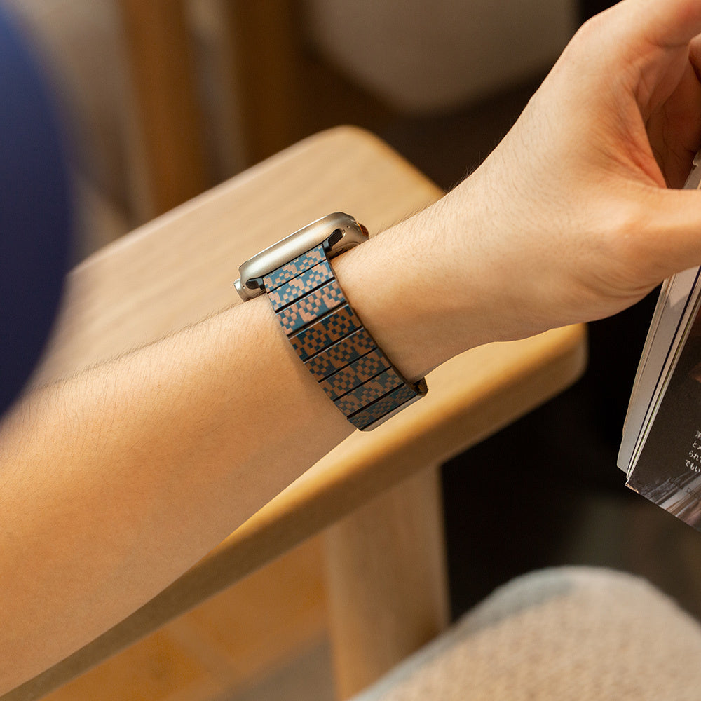 Apple Watch Serisi Uyumlu Aramid Fiber ve Karbon Fiber Pitaka Dreamland ChromaCarbon Serisi Stairs Universal Kordon Mavi-Kahverengi