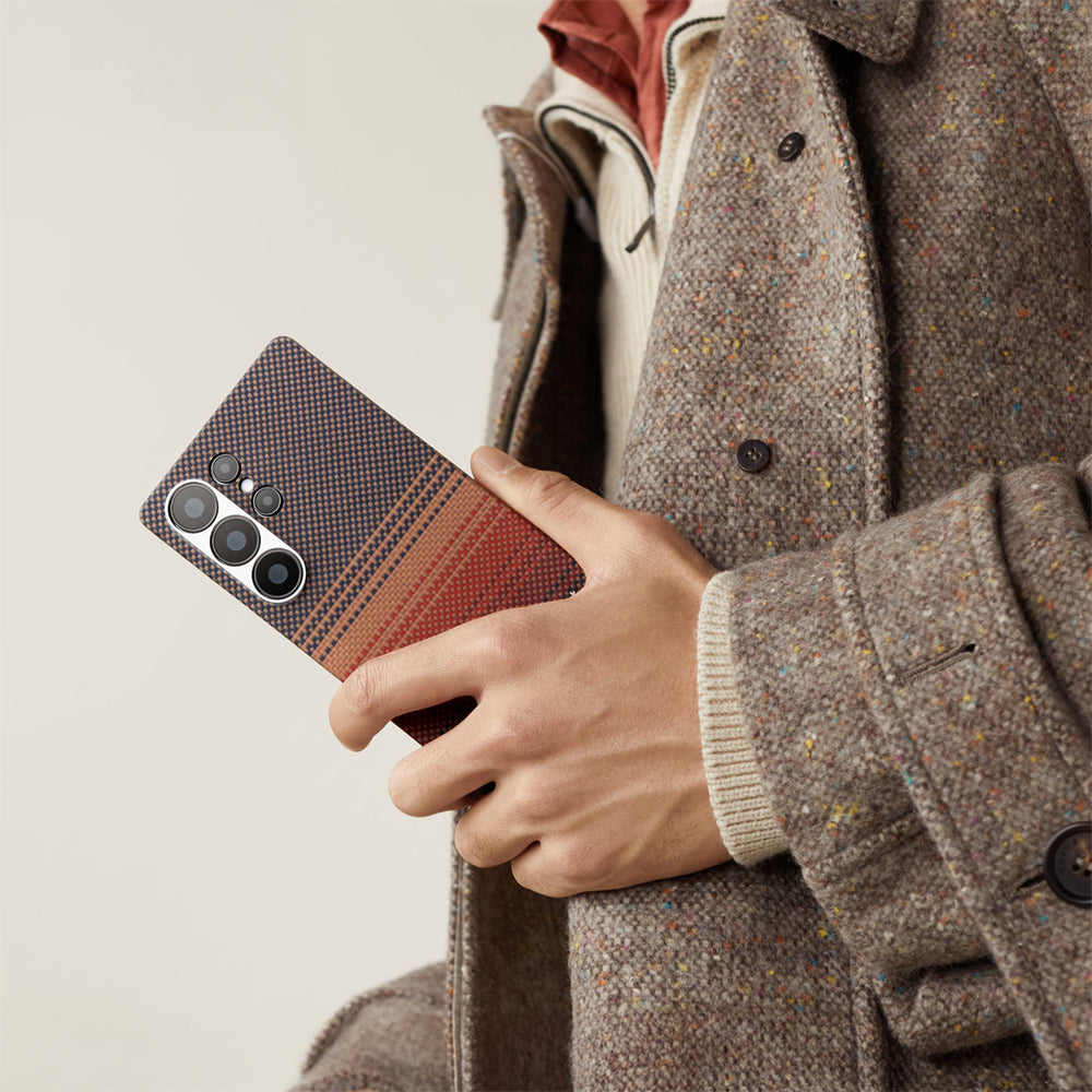 Galaxy S25 Ultra Kılıf M-safe Şarj Özellikli Aramid Fiber Pitaka Tactile Woven Sunset-Moonrise Serisi Kapak Kahverengi