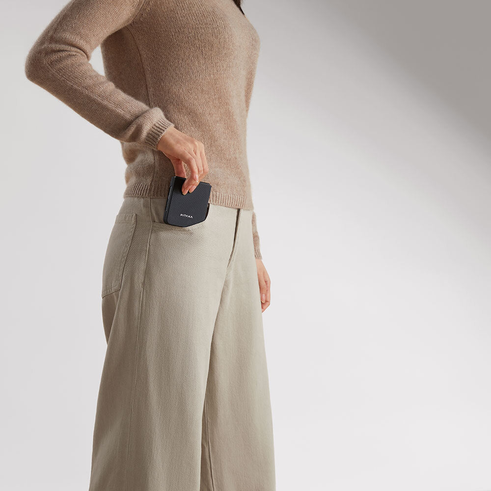 Galaxy Z Flip 6 Kılıf M-safe Şarj Özellikli 600D Aramid Fiber Pitaka Ultra-Slim Classic Serisi Black-Grey Twill Kapak Siyah-Gri