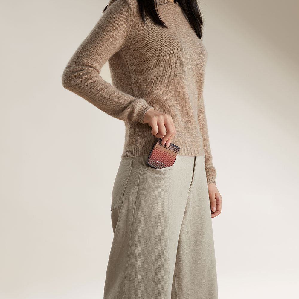 Galaxy Z Flip 6 Kılıf M-safe Şarj Özellikli Aramid Fiber Pitaka Tactile Woven Sunset-Moonrise Serisi Sunset Kapak Kahverengi