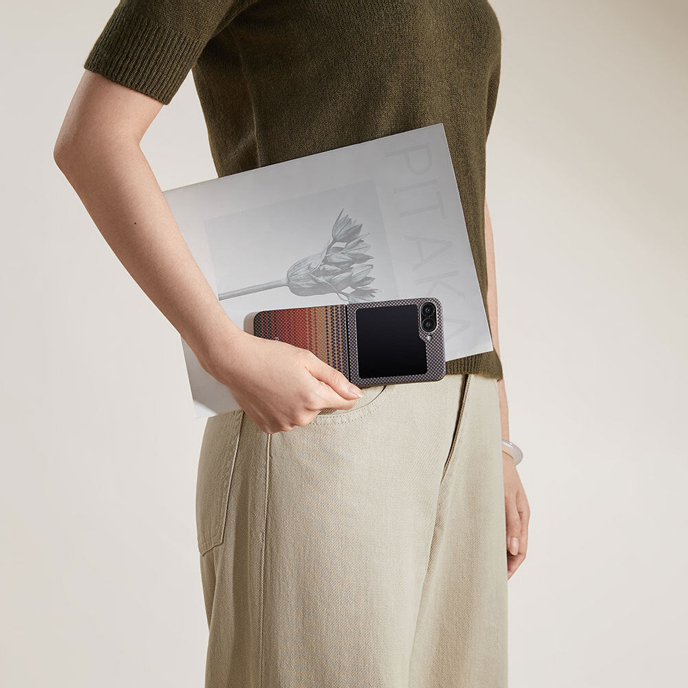 Galaxy Z Flip 6 Kılıf M-safe Şarj Özellikli Aramid Fiber Pitaka Tactile Woven Sunset-Moonrise Serisi Sunset Kapak Kahverengi