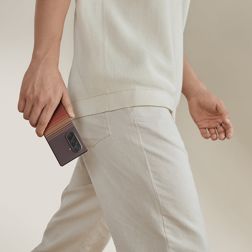 Galaxy Z Fold 7 Kılıf M-safe Şarj Özellikli Aramid Fiber Pitaka Tactile Woven Sunset-Moonrise Serisi Kapak Kahverengi