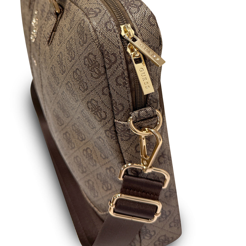 Guess Orjinal Lisanslı 4G Desenli Büyük 4G Logolu Omuz Askılı 15 inç Laptop Çantası Kahverengi