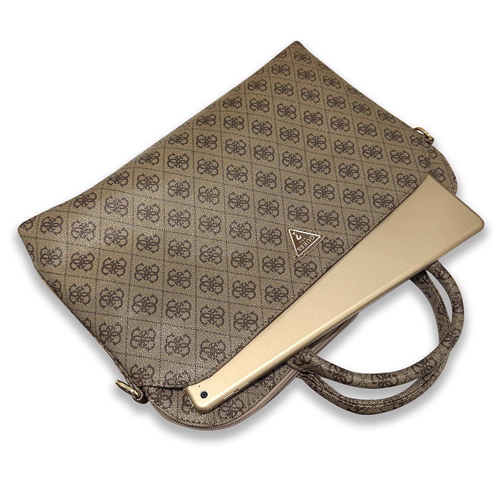 Guess Orjinal Lisanslı 4G Desenli Üçgen Logolu Omuz Askılı 15 inç Laptop Çantası Kahverengi